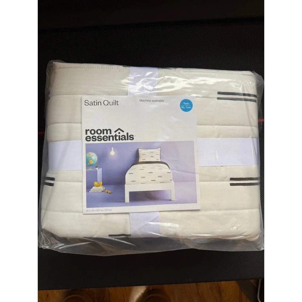 Room Essentials Satin Quilt‎ Twin XL Twin Size Machine Washable Kids Bedding